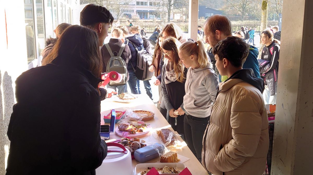 Der Kuchen- und Würstchenverkauf war an beiden Standorten der Sekundarschule Hundem-Lenne ein voller Erfolg. von privat