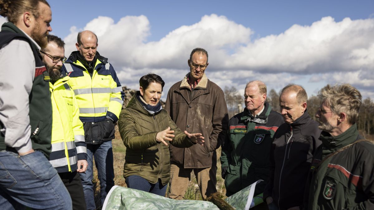 Auf dem Lohkopf in Saßmicke informierten sich Forstministerin Silke Gorißen über denm geplanten Bau von sechs Windkraftanlagen. Mit dabei waren unter anderem Landrat Theo Melcher (2.v.r.) und MdL Jochen Ritter (4.v.r.). von MLV NRW/ R. Sondermann