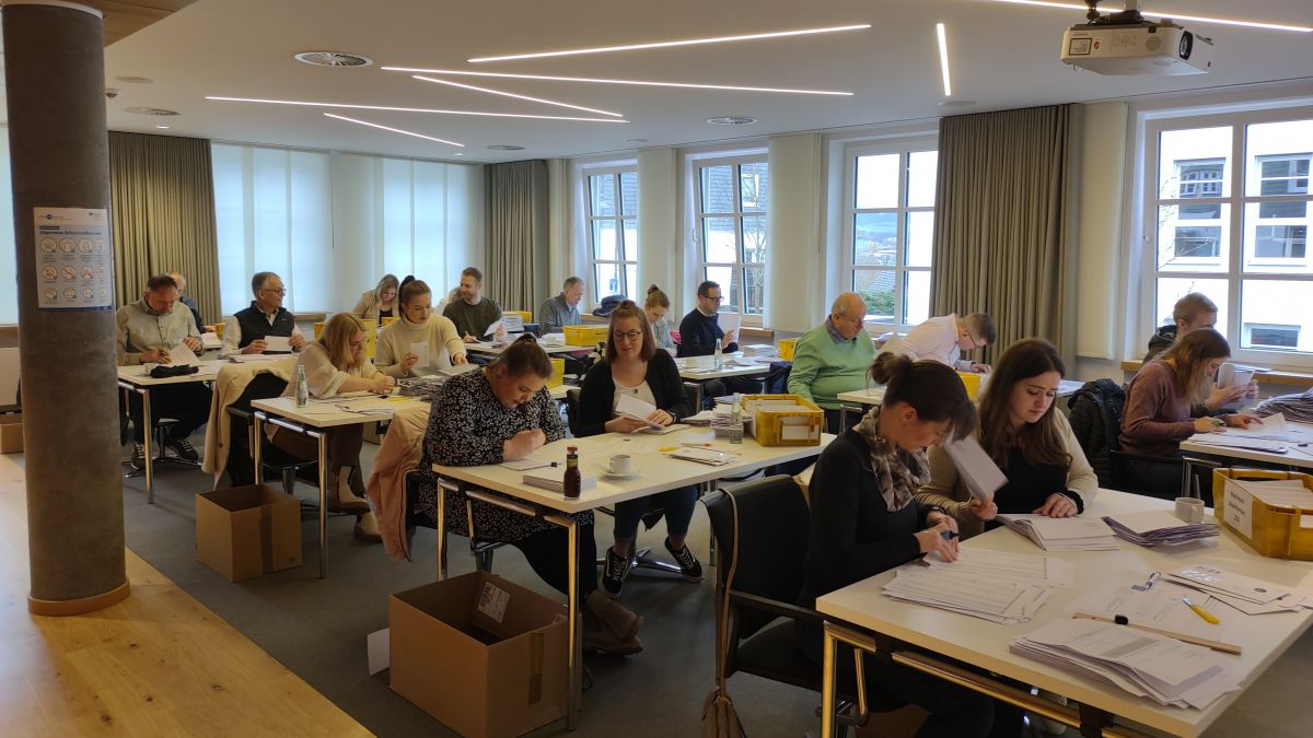 Mitarbeiter zählten die Stimmen der Vertreterwahlen 2023 der Volksbank Sauerland unter der Aufsicht der Wahlleiter Andreas Hebbeker (Altenhundem) und Kirsten Köhler (Hüsten) aus. von Volksbank Sauerland