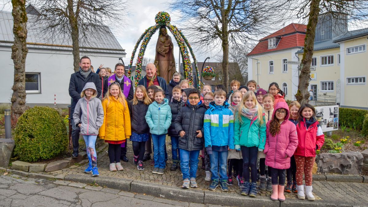 Der Osterbrunnen in der Dorfmitte von Welschen Ennest wurde wieder feierlich eingeweiht. 2.500 Ostereier schmücken den Brunnen in diesem Jahr. von Tine Schmidt