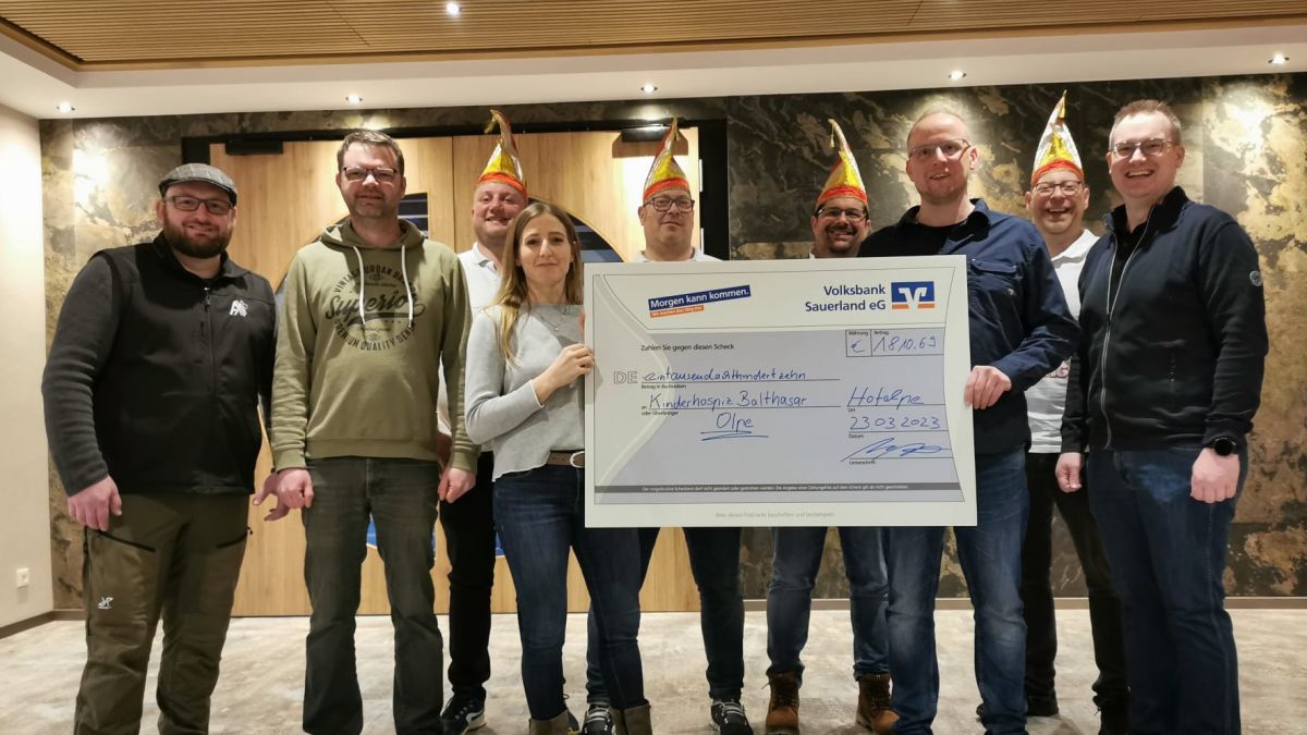 Spendenübergabe des Teams der Hofolper Herrensitzung an das Kinder- und Jugendhospiz Balthasar: Tobias Brüggemann, Henning Sürken, Meik Grewe, Carolin Allmendinger, André Baumhoff, Marcel Döbbeler, Christian Heimes, Daniel Baumhoff und Patrick Ballant (v.l.). von privat