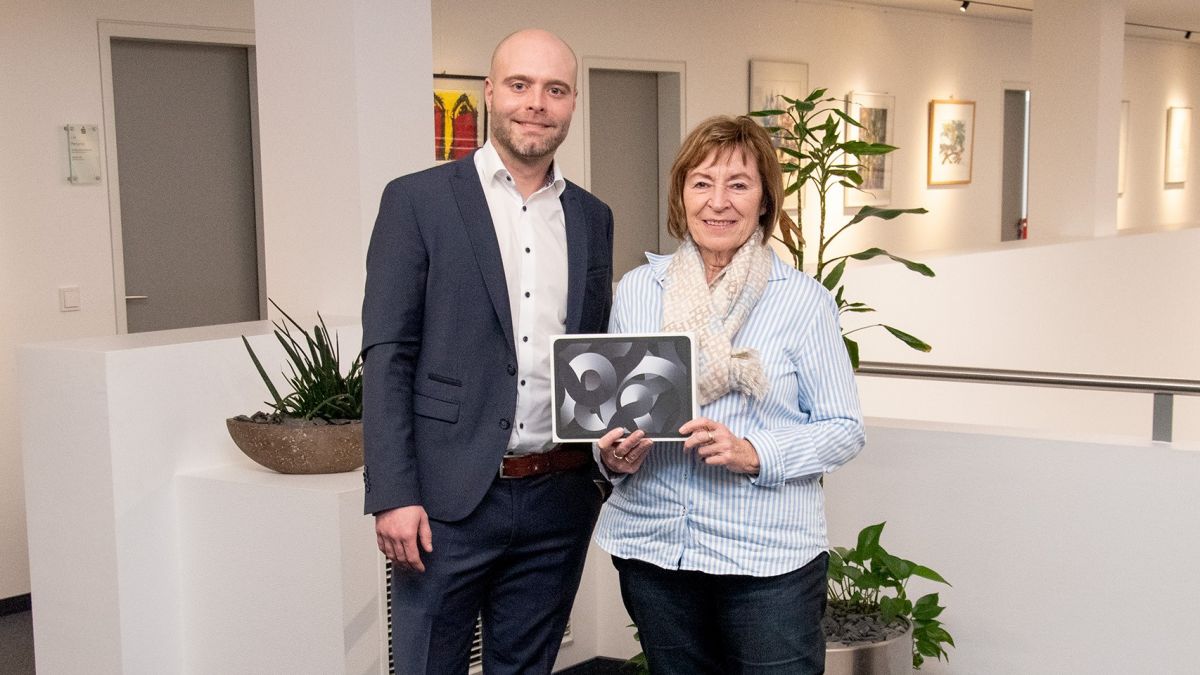 Kürzlich erhielt Annette Hoffmann aus Drolshagen ein iPad von ihrem Kundenberater Daniel Stettner, das sie bei einer Auslosung gewonnen hatte. von Sparkasse ODW