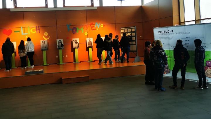 Eine Ausstellung zum Thema Migration ist in der Sekundarschule Olpe zu sehen.