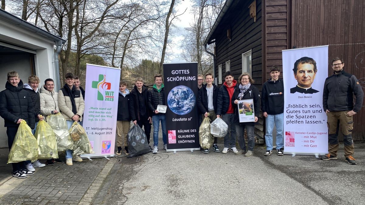 Übergabe der Aluschalen: Schüler des Gymnasiums Maria Königin mit Lehrerin Anne-Katrin Lingemann (3.v.r.) und Schreinermeister Martin Scherliess (r.). von privat