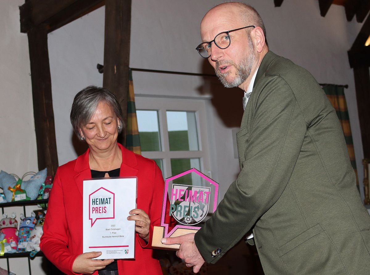 Simone Stachelscheid, Leiterin der Bücherstube, nahm den Preis von Bürgermeister Ulrich Berghof entgegen. von Rüdiger Kahlke