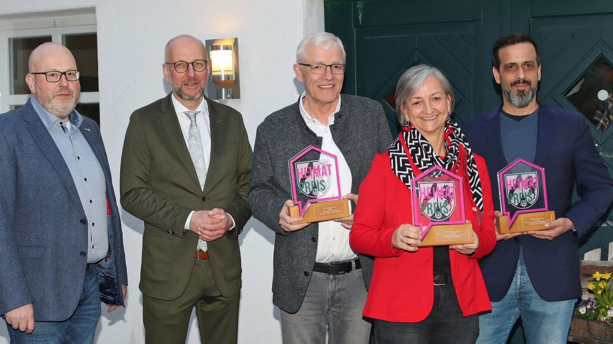 Christoph Lütticke, Stabsstelle Zukunftsprojekte, und Bürgermeister Ulrich Berghof mit Alfons Wigger, Simone Stachelscheid und Bastian Lücking, die die Preise entgegen nahmen (v. l.). von Rüdiger Kahlke