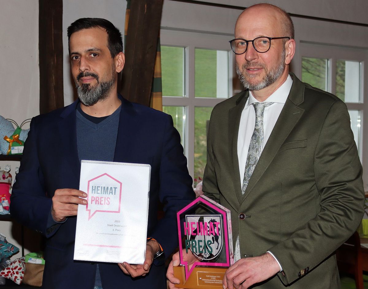 Bürgermeister Ulrich Berghof mit Bastian Lücking (l.). von Rüdiger Kahlke