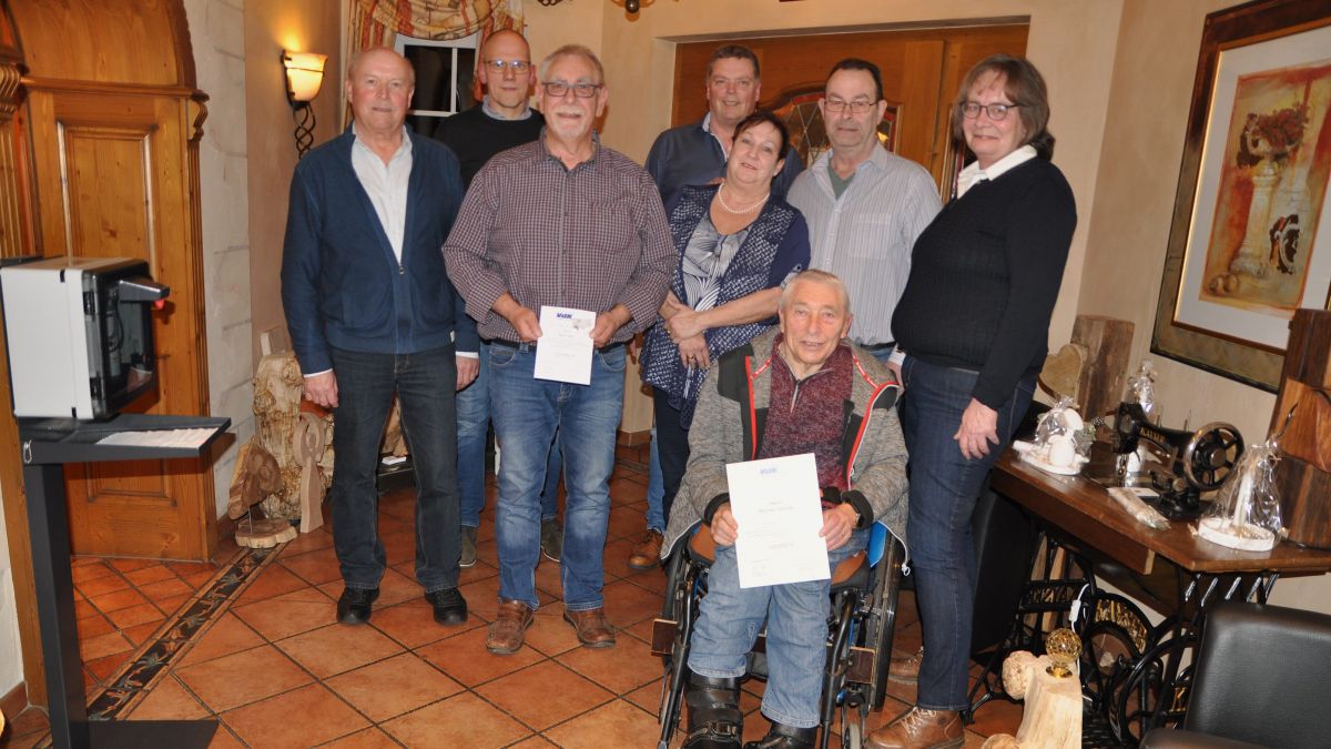 Das Foto zeigt die neu gewählten Vorstandsmitglieder mit den Jubilaren Werner Christes und Ralph Toffel, beide mit Urkunde, sowie Heide Batz (r.) von Dieter Dörrenbach
