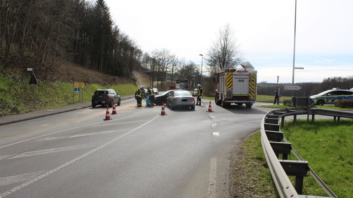 Bei einem Unfall im Einmündungsbereich der L 512 in Gerlingen entstand hoher Sachschaden. von Daniel Kipp, Polizei Olpe