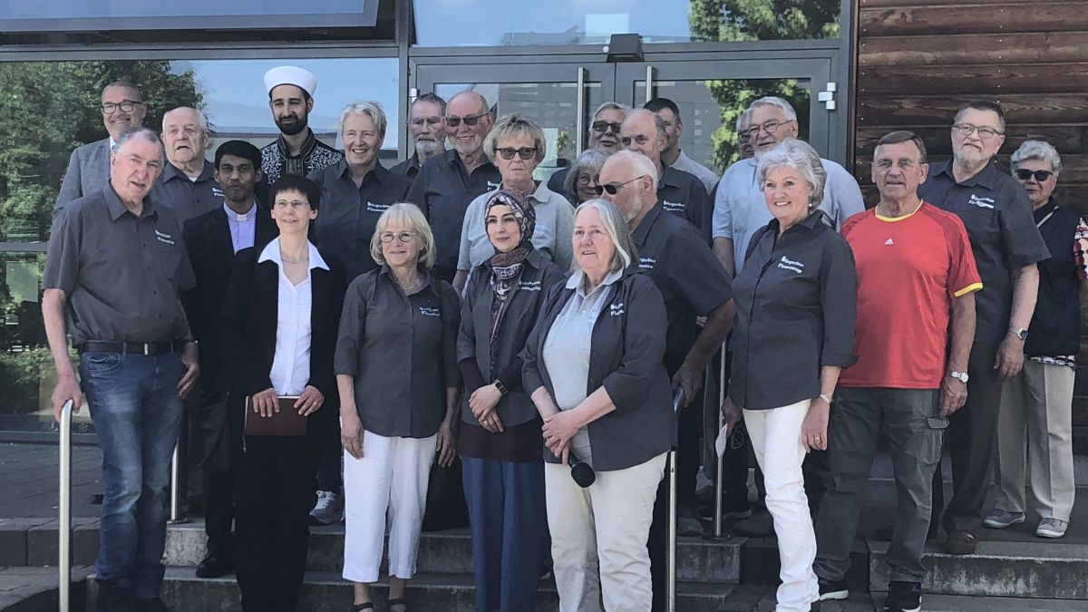 Fahrer und Vorstand des Bürgerbusvereins bei der Einweihung des neuen Busses im vergangenen Jahr. von Nicole Voss