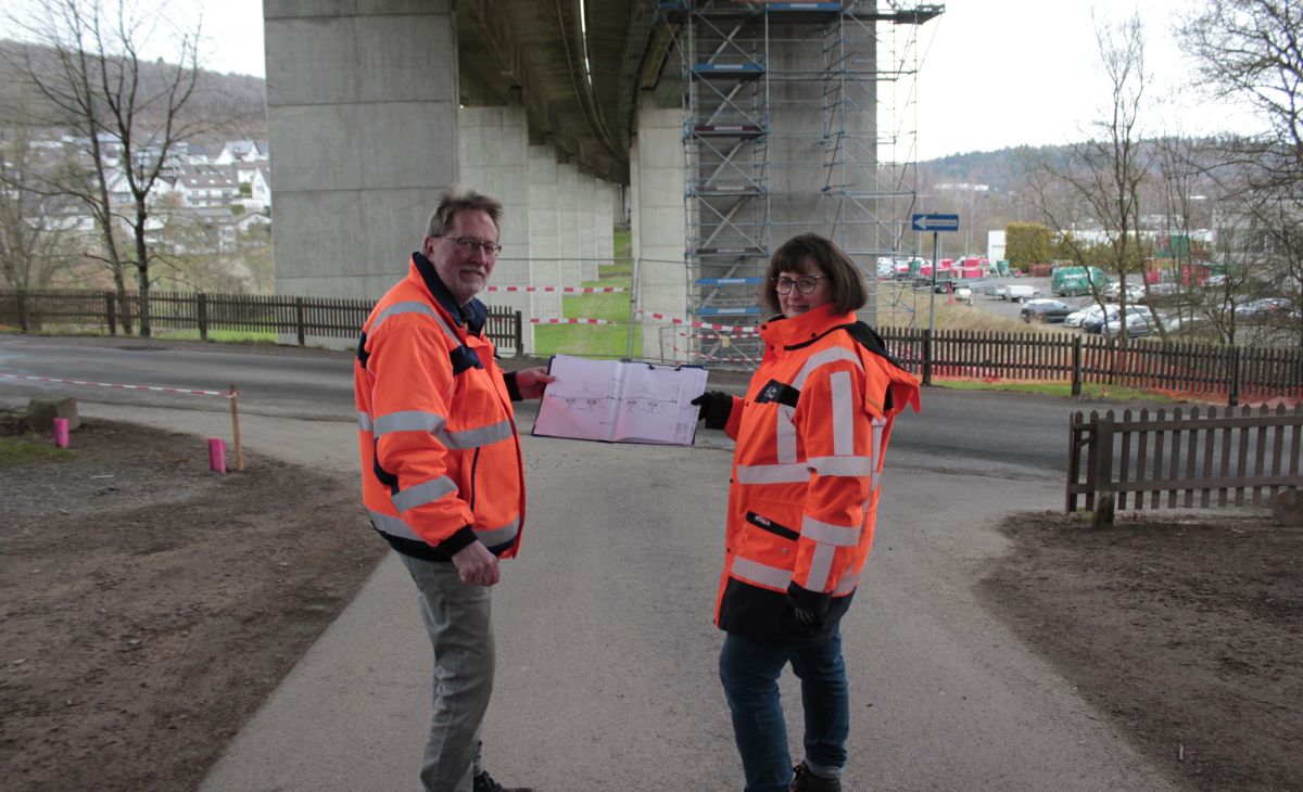 Karl-Josef Fischer und Eike Vetter von der Autobahn GmbH informierten über die Baumaßnahme. von Wolfgang Schneider