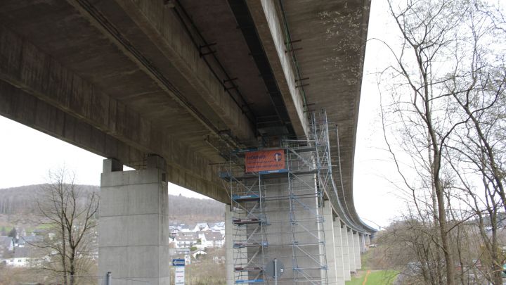 Noch bis Ende des Jahres werden die Arbeiten zur Verstärkung der Talbrücke Saßmicke dauern. Vier...
