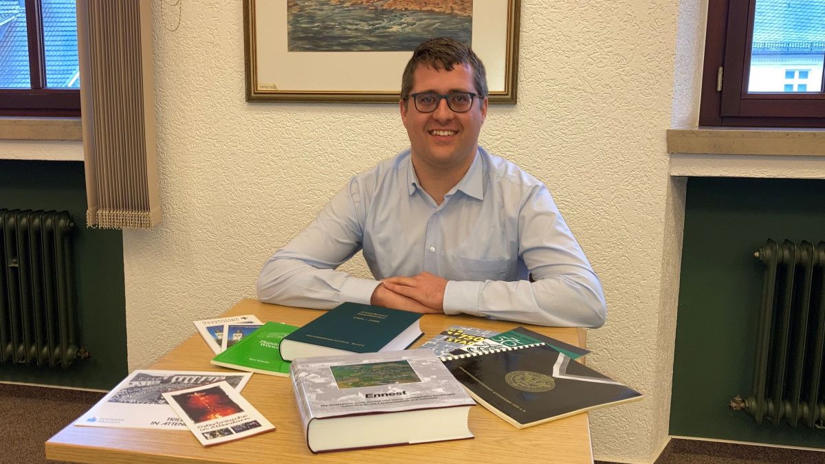 Stadtarchivar Tammo Fuchs und sein Team bieten Geschichts- und Heimatinteressierten überzählige Bücher und Druckwerke an. Interessierte können diese kostenlos im Rathaus abholen. von Hansestadt Attendorn