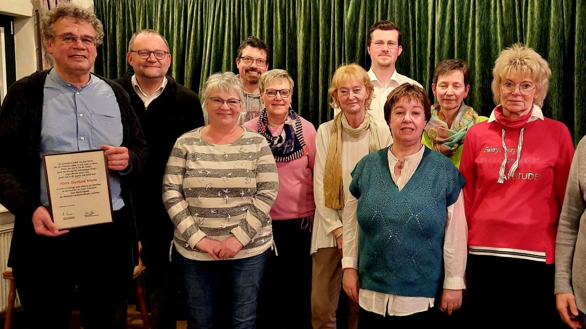 Der Vorstand mit Pfarrer Andreas Neuser (Zweiter von links) und den neuen Sängern. von privat