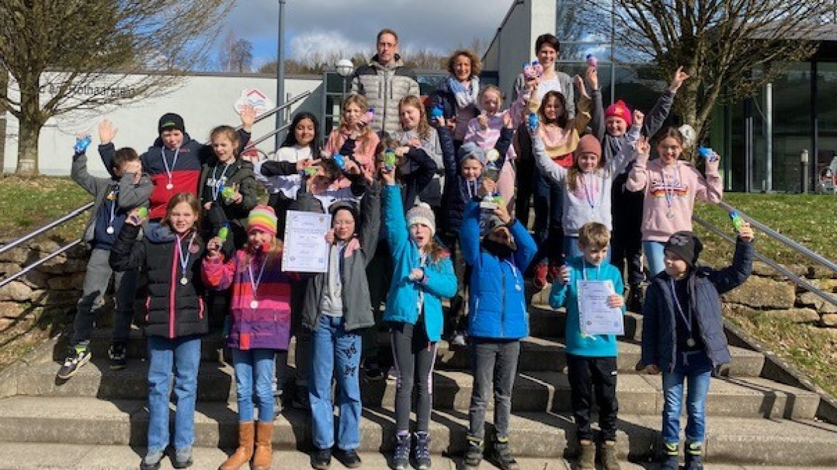 Jubel bei den Kirchhundemer Grundschülern: Sie haben den Schwimm-Wettkampf auf Gemeindeebene gewonnen. von privat