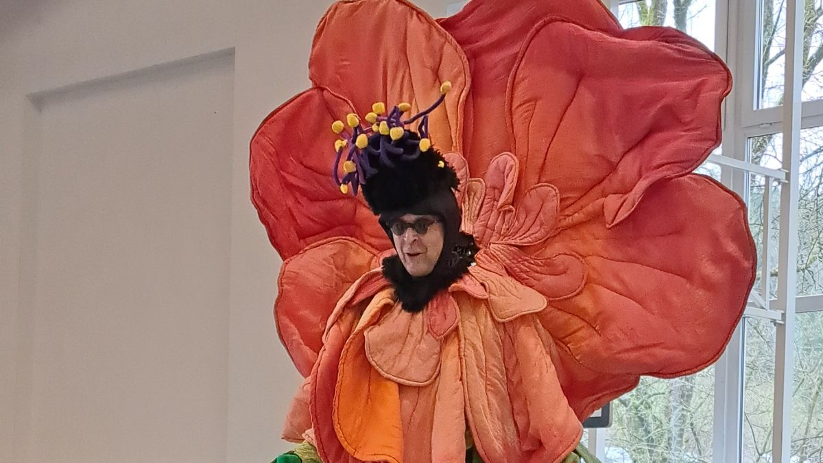 Kleinkünstler Micha begeisterte als bunte Blume in Übergröße verkleidet das Publikum. von privat