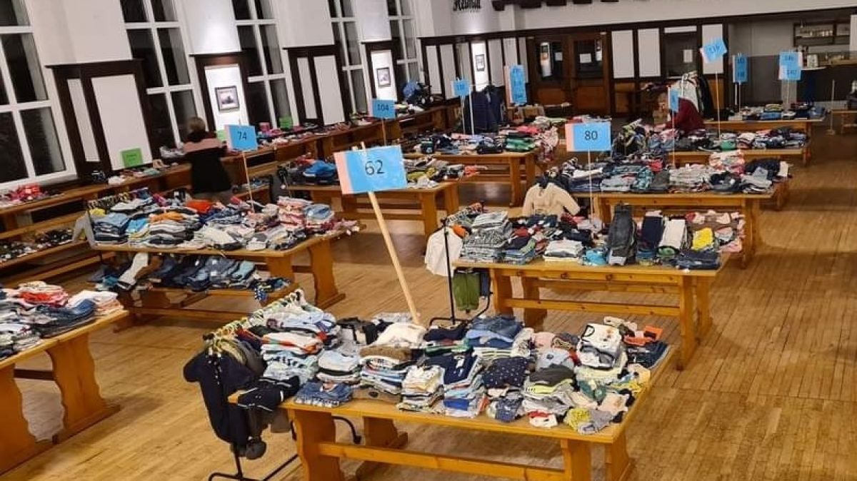 Der Elternverein Kindergarten Kuckucksnest Heinsberg veranstaltet wieder einen Abgabe-Flohmarkt. Kleidung und Schuhe werden nach Größen sortiert angeboten. von privat