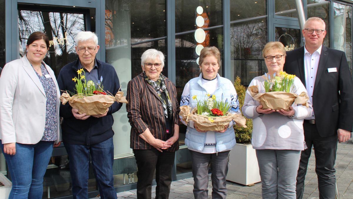 Ein besonderes Dankeschön gilt den langjährigen Mitarbeitenden Christa Göbel und Hubert Theis (beide 20 Jahre), Marie-Luise Stinn und Annette Thielmann (beide jeweils 10 Jahre). Auf dem Foto (v.l.): Tanja Hilden, Hubert Theis, Annette Thielmann, Christa Göbel, Marie-Luise Stinn sowie Zentrumsleiter Dirk Schürmann. von privat
