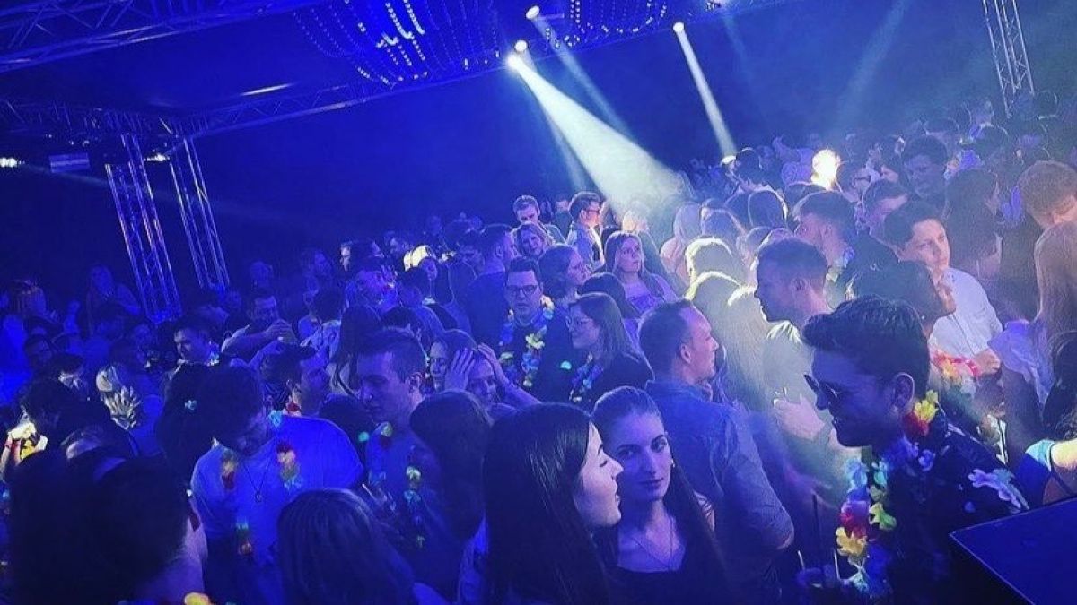 Das karibische Feeling blieb, Club-Atmosphäre kam hinzu: Die Karibische Nacht in Oedingen war ein voller Erfolg. von privat