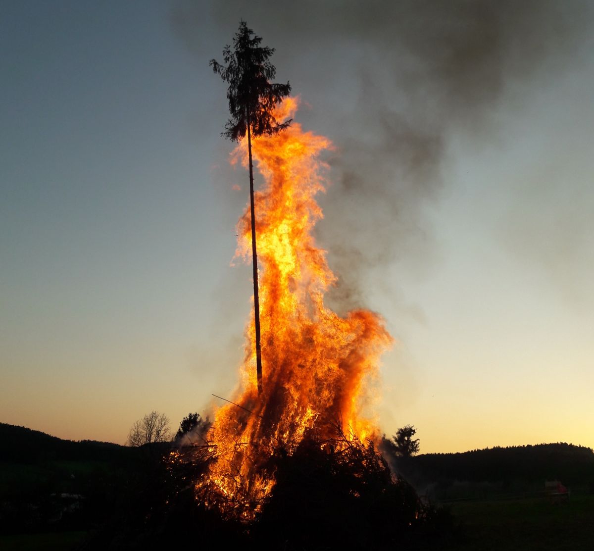 Die Jungschützen entzünden wieder ein Osterfeuer in Rahrbach. von privat