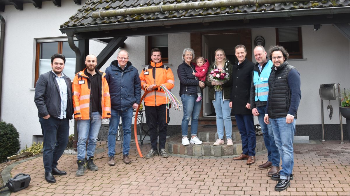 Muhammed Yildirim (DG), Anastasios Iliadis (Soli), Bastian Dröge (Gemeinde Wenden), Martina Knipp und Daniela Labusga mit Tochter (Anwohner Heid), Bürgermeister Bernd Clemens, Detlev Sprenger (DG) und Michele L. Toma (DG) freuen sich über die ersten aktivierten Anschlüsse. von Gemeinde Wenden