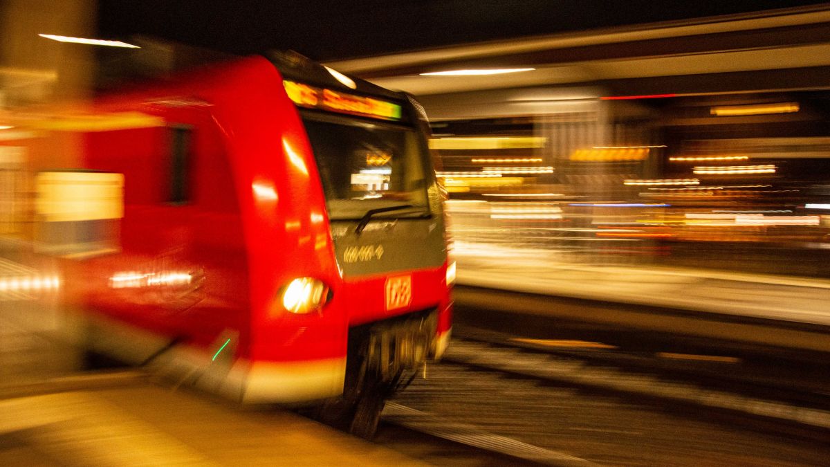 Symbolfoto: Der RE16 von DB Regio am Bahnhof in Altenhundem. von Nils Dinkel