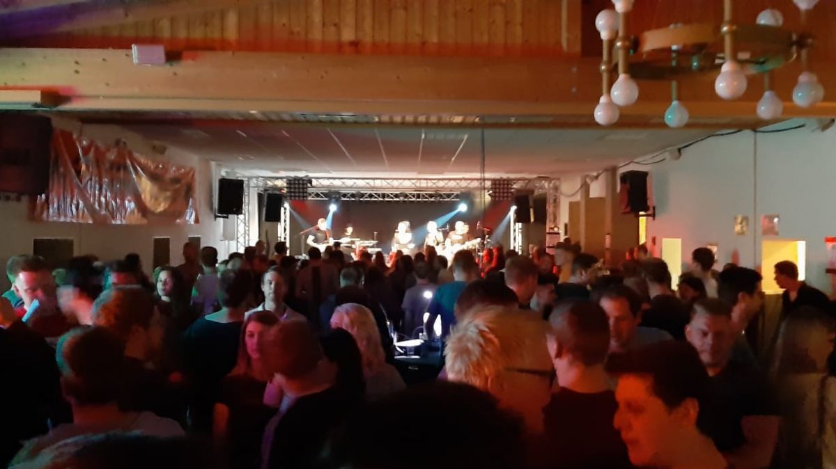 In der Bürgerbegegnungsstätte in Altenhof steigt am Ostersonntag wieder die Burnout-Party. von privat