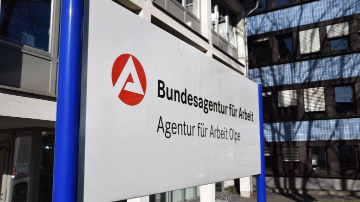 Arbeitslosigkeit sinkt - Beschäftigtenzahl erreicht