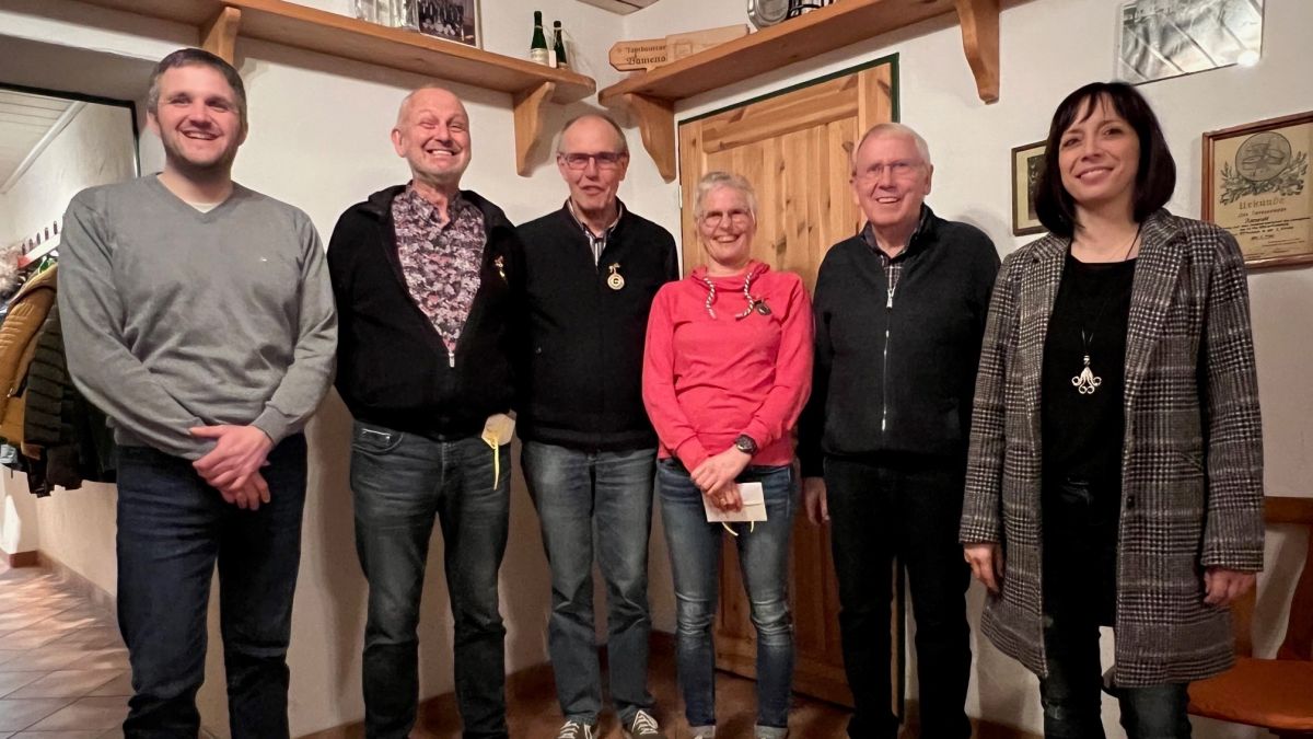Das Tambourkorps Bamenohl freut sich jederzeit über neue Mitglieder: Tambourmajor Tobias Blöink, die Jubilare Matthias Reuter, Jürgen Stritzke und Dorothee Hartmann sowie die Vorsitzende Nadine Baumgart (v.l.). von privat