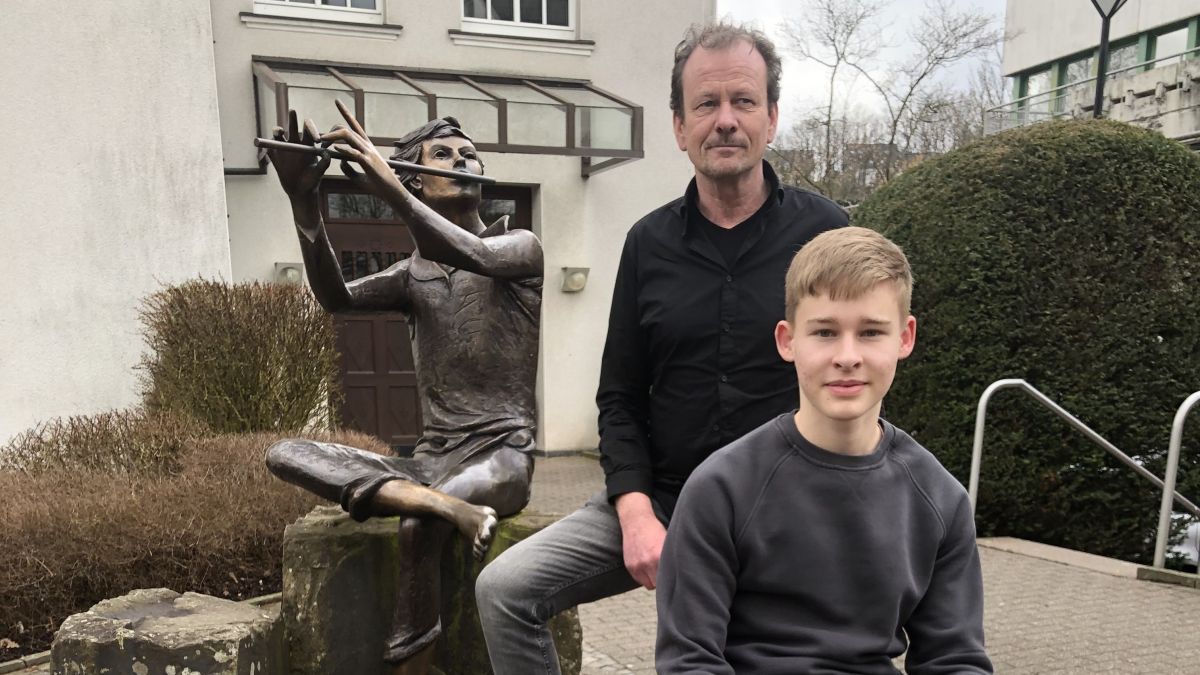 Moritz Büdenbender mit seinem Schlagzeug-Lehrer Dirk Seiler. von Musikschule Olpe