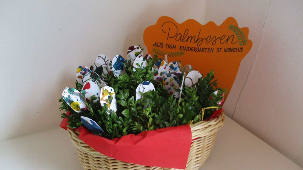 Im Kindergarten St. Hubertus Ottfingen haben Kinder und Erwachsene zusammen Palmbesen gebunden. von privat