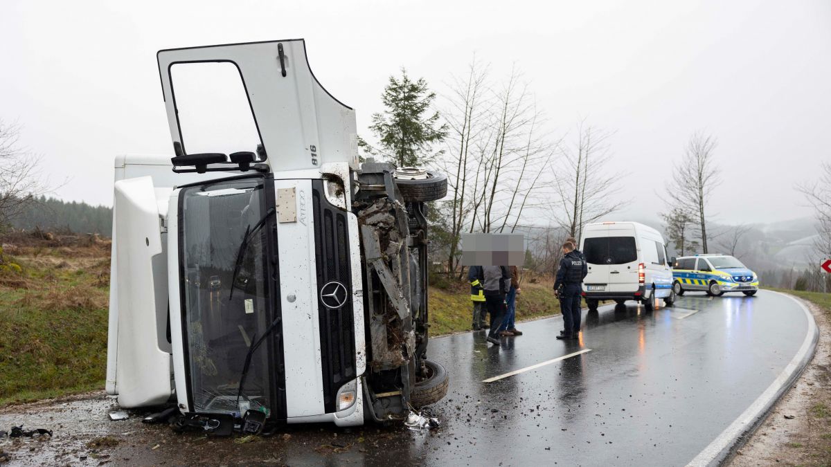 Wegen eines umgekippten LKW musste die Kreisstraße 18 komplett gesperrt werden. von Kai Osthoff