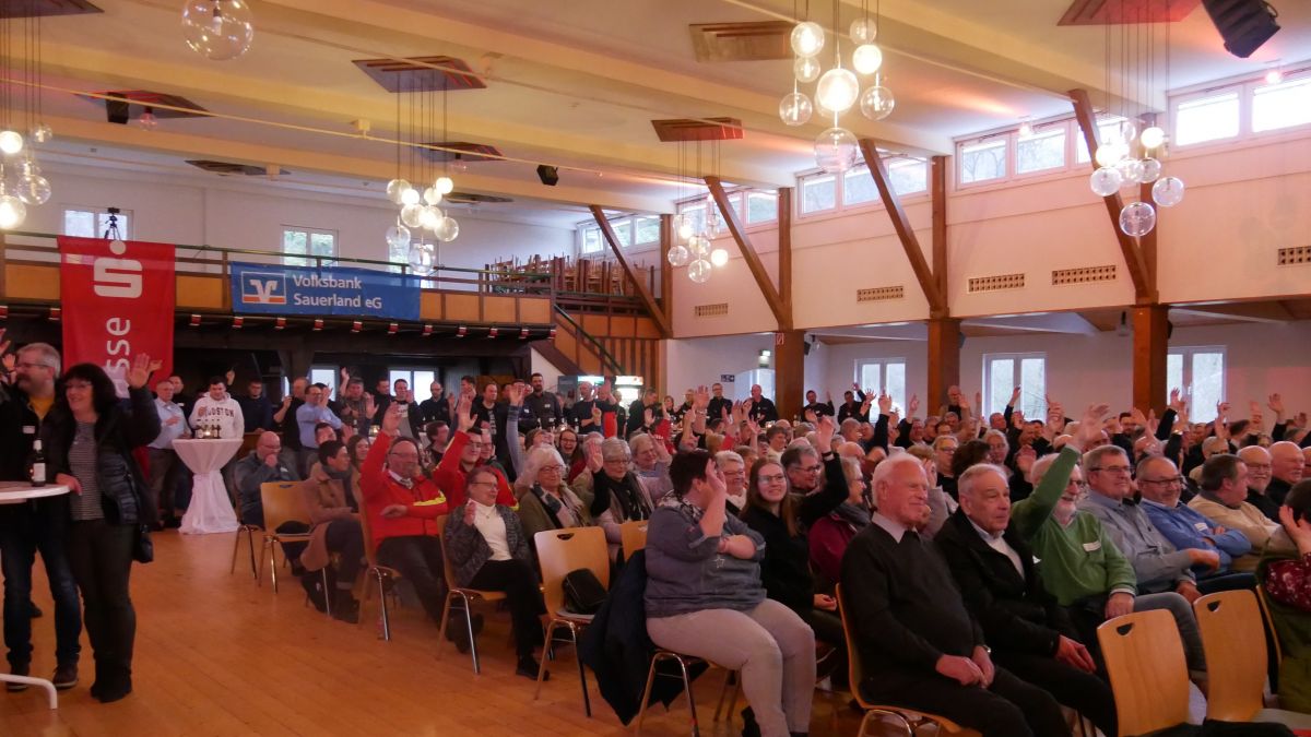 Rund 280 engagierte Besucher und Ehrenamtler freuten sich über den ersten Ehrenamtsempfang in der Kirchhundemer Schützenhalle. von Celine Kebben