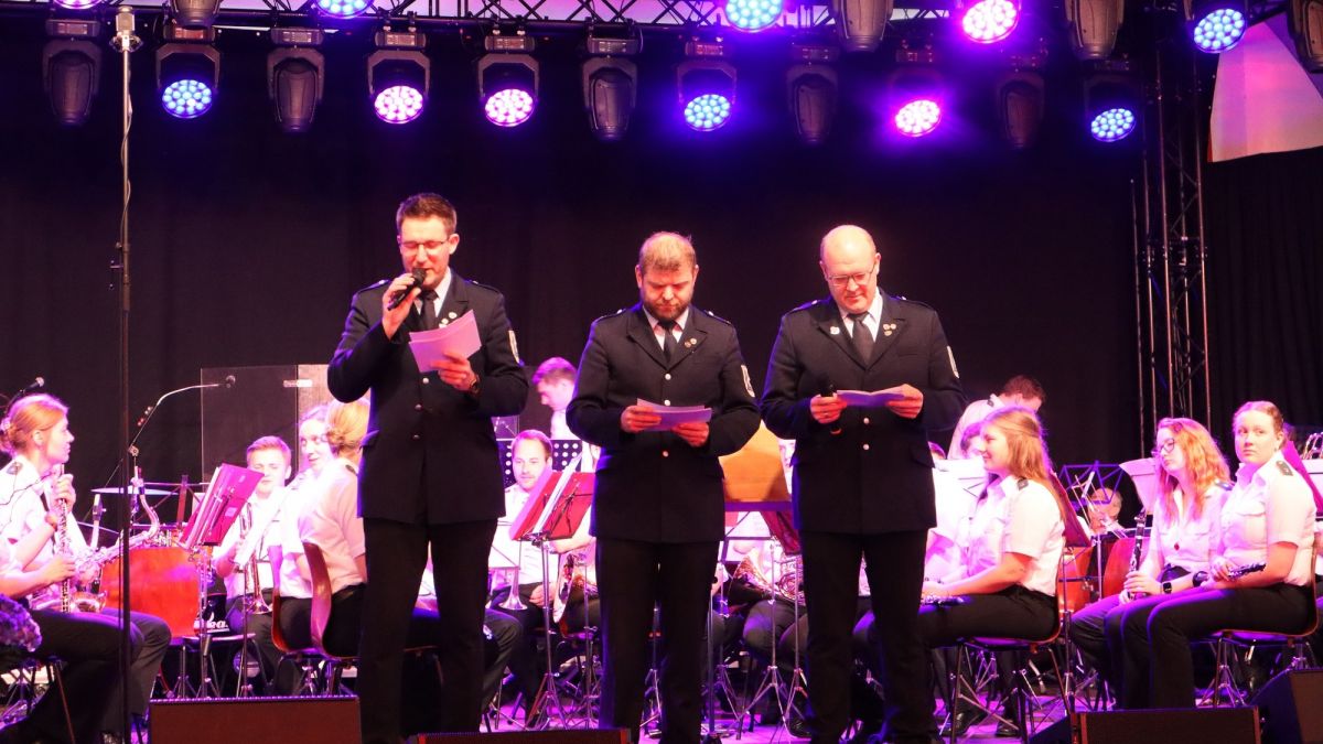 Stefan Hennecke, Tobias Kramer und Thomas Heinemann begrüßten zum Freundschaftstreffen der Musiker im Kreis Olpe elf Vereine. von Marita Sapp