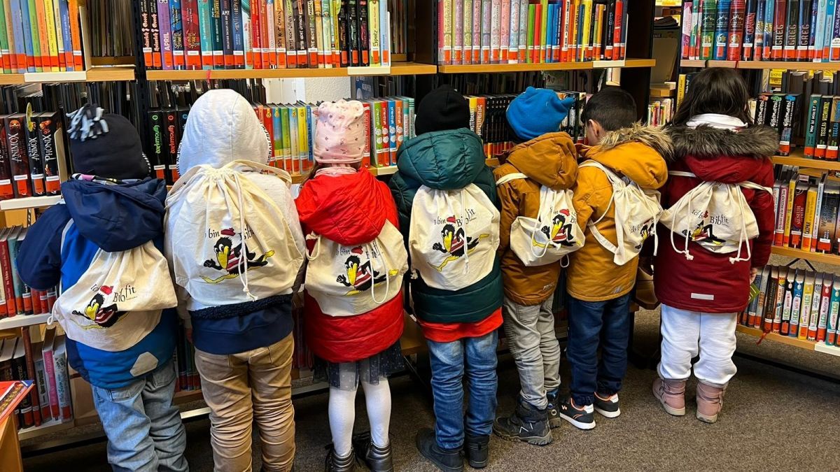 Die Vorschulkinder der Bibfit-Aktion stöbern in den Büchern der Bücherei St. Johannes Baptist. von privat