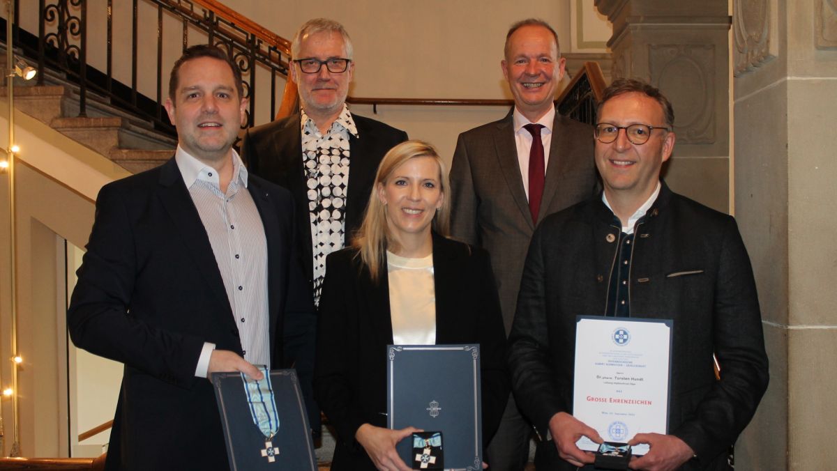 Reinhard Schönauer (hinten links) hatte die Auszeichnung angeregt, die Landrat Theo Melcher (hinten rechts) in der kleinen Feierstunde im Olper Kreishaus an Stefan und Julia Spieren sowie Dr. Torsten Hundt (vorne von links) aushändigte. von Kreis Olpe