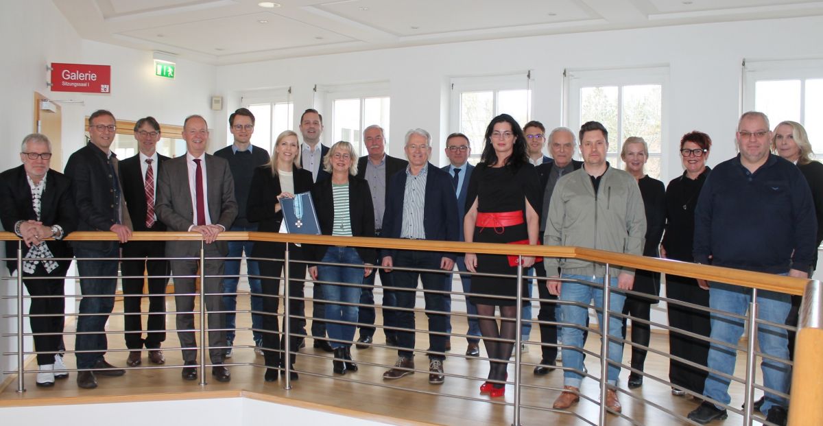 Zur Aushändigung des „Großen ‚Ehrenzeichens“ der „Österreichischen Albert Schweitzer Gesellschaft“ kamen die Protagonisten des Impfzentrums des Kreises Olpe nochmal zusammen. von Kreis Olpe