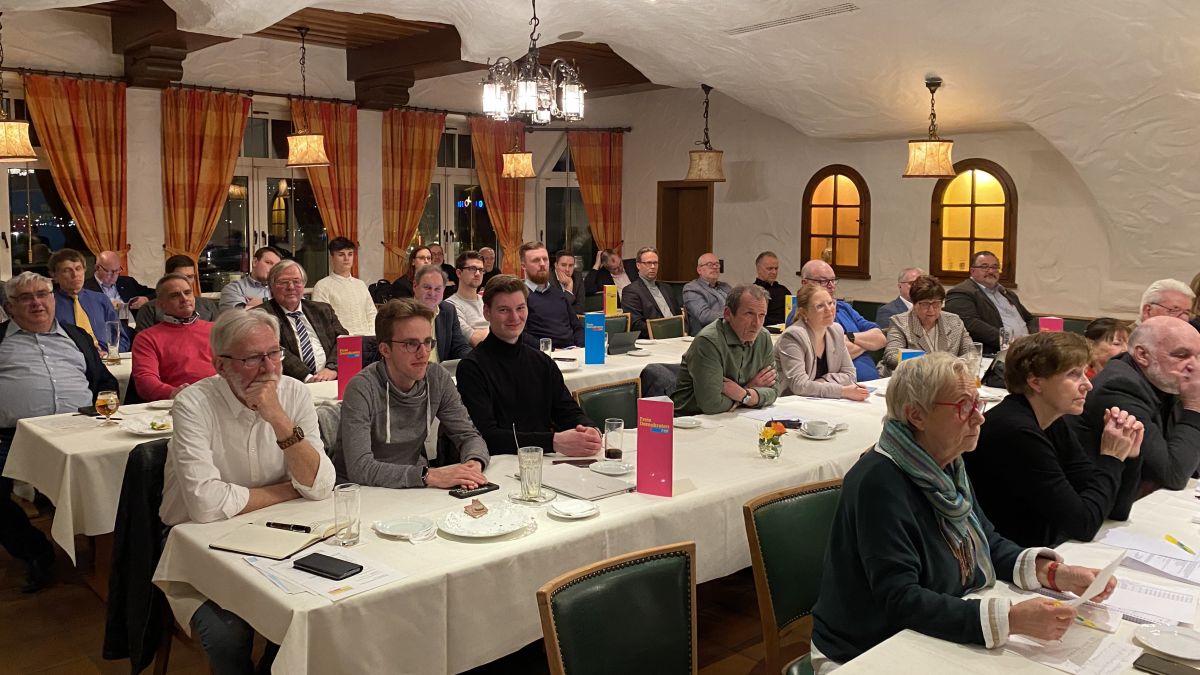 Die heimische FDP traf sich zum Bezirksparteitag in Attendorn. von privat