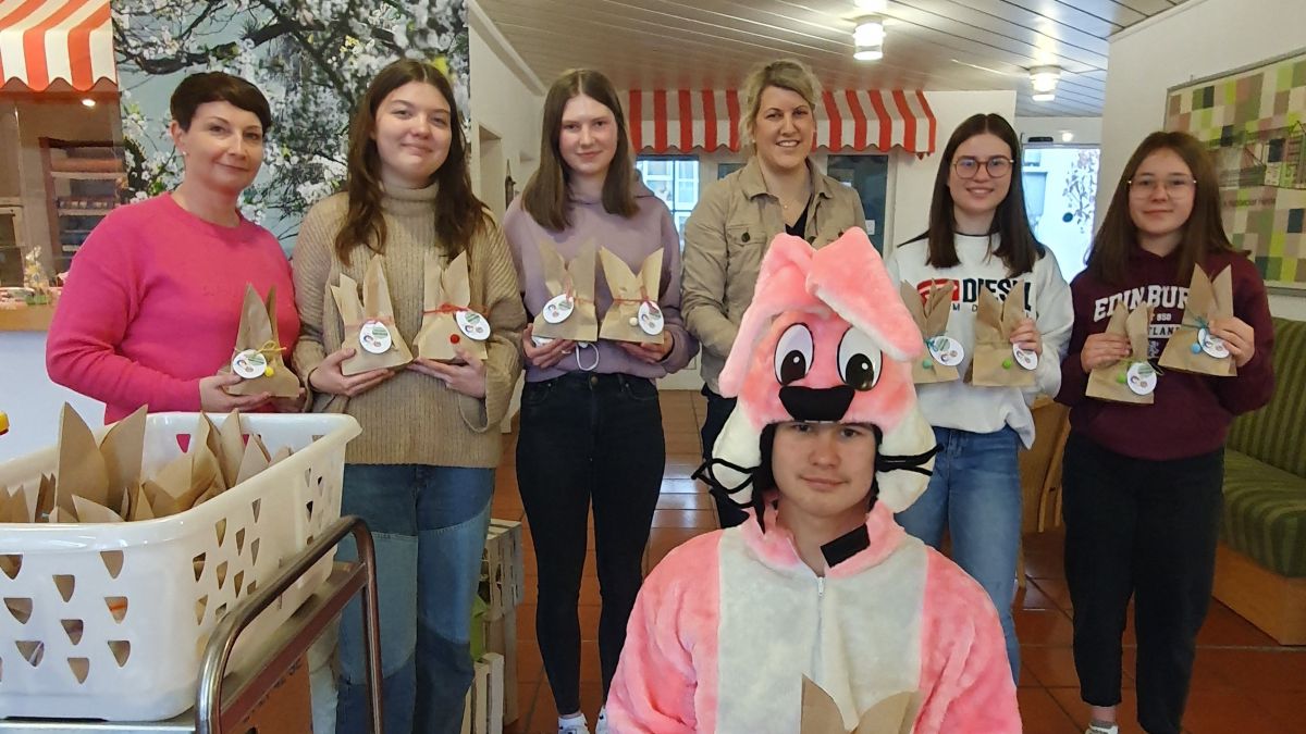 Schüler und Lehrerinnen der Bigge-Lenne-Gesamtschule in Finnentrop haben jetzt Osterüberraschungen verteilt. von privat