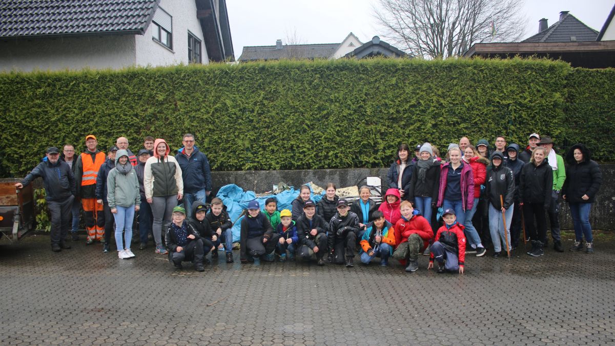 Bei der Dorfreinigungsaktion in Lenhausen und Frielentrop packten fast 50 Helfer mit an. von privat