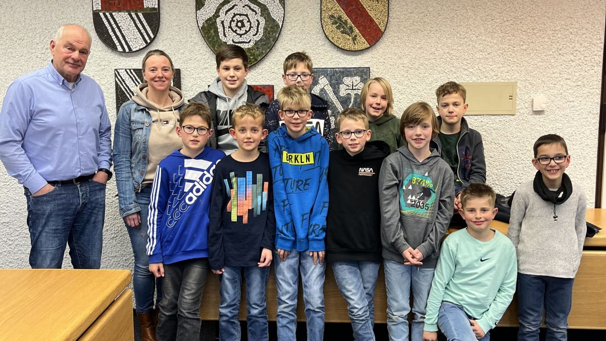 Im Rathaus Finnentrop hat ein Selbstsicherheits- und Selbstverteidigungskurs für Jungen stattgefunden: Wolfgang Selter, Pia Hirschhäuser und die Teilnehmer des Kurses (v.l.). von Gemeinde Finnentrop