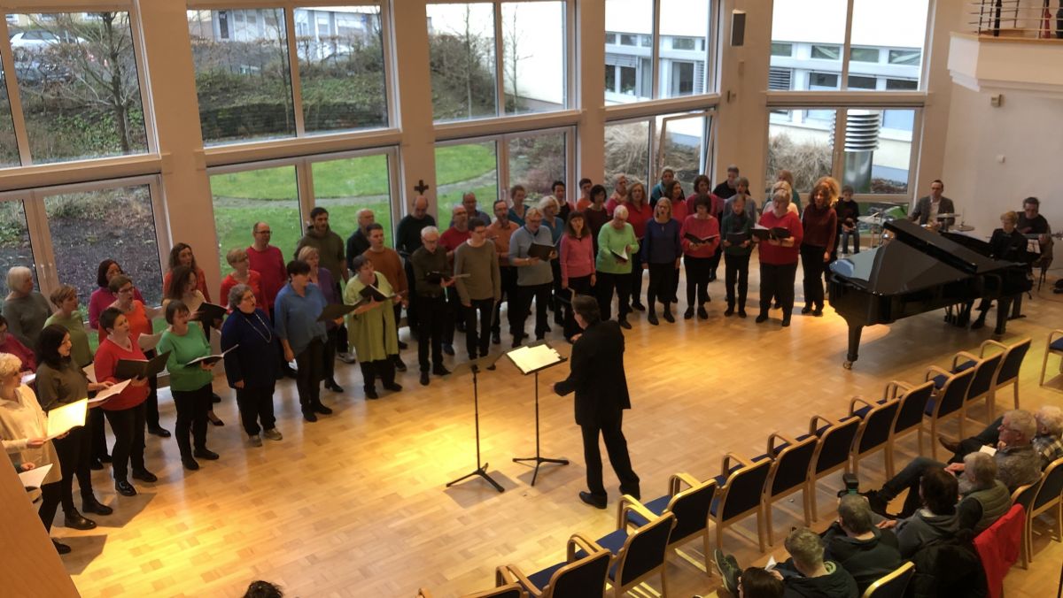 Der Musikschulchor „chorissimo!“ und Judy Rafat gaben ein Konzert im Olper Kreishaus. von privat