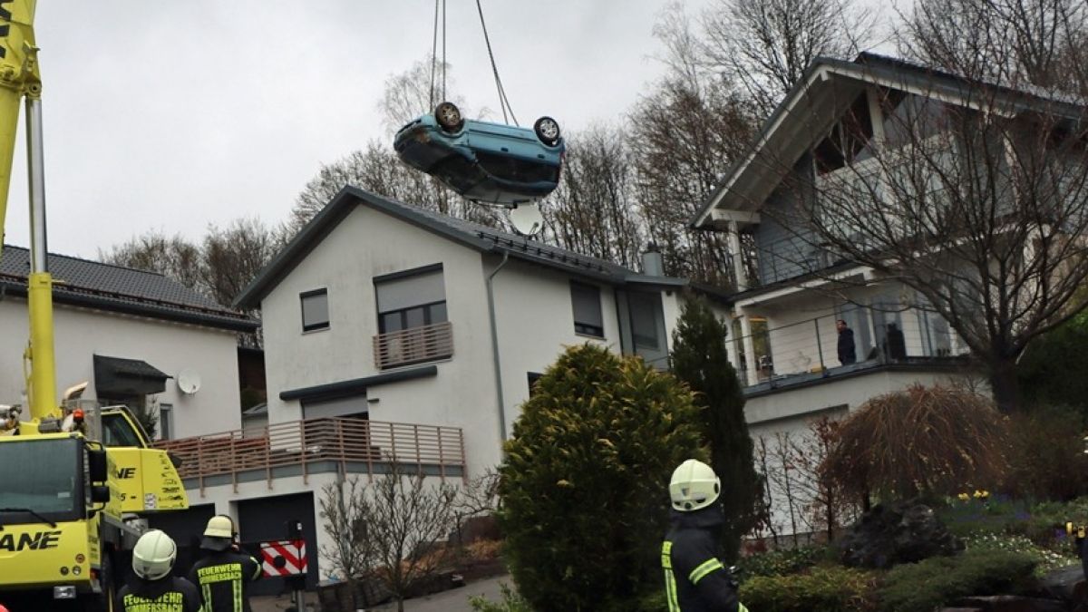 Der Kleinwagen musste von einem Kran geborgen werden. von Polizei GM