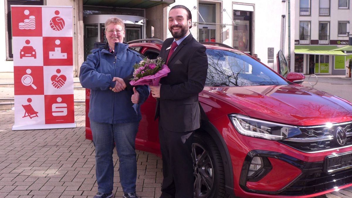 Autogewinnerin Elke Junge und Kundenberater Samil Köse bei der Übergabe. von Sparkasse ALK