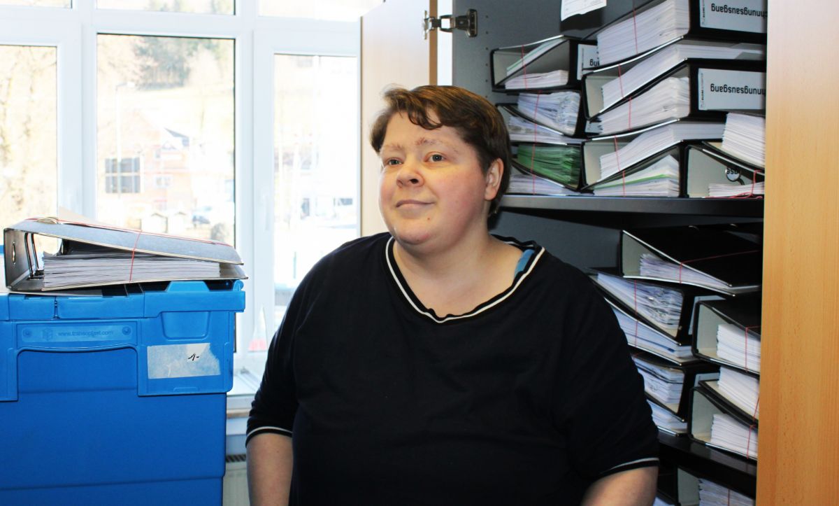 Akten sind zur Leidenschaft von Monika Strube geworden. von Caritasverband Olpe, Janine Clemens