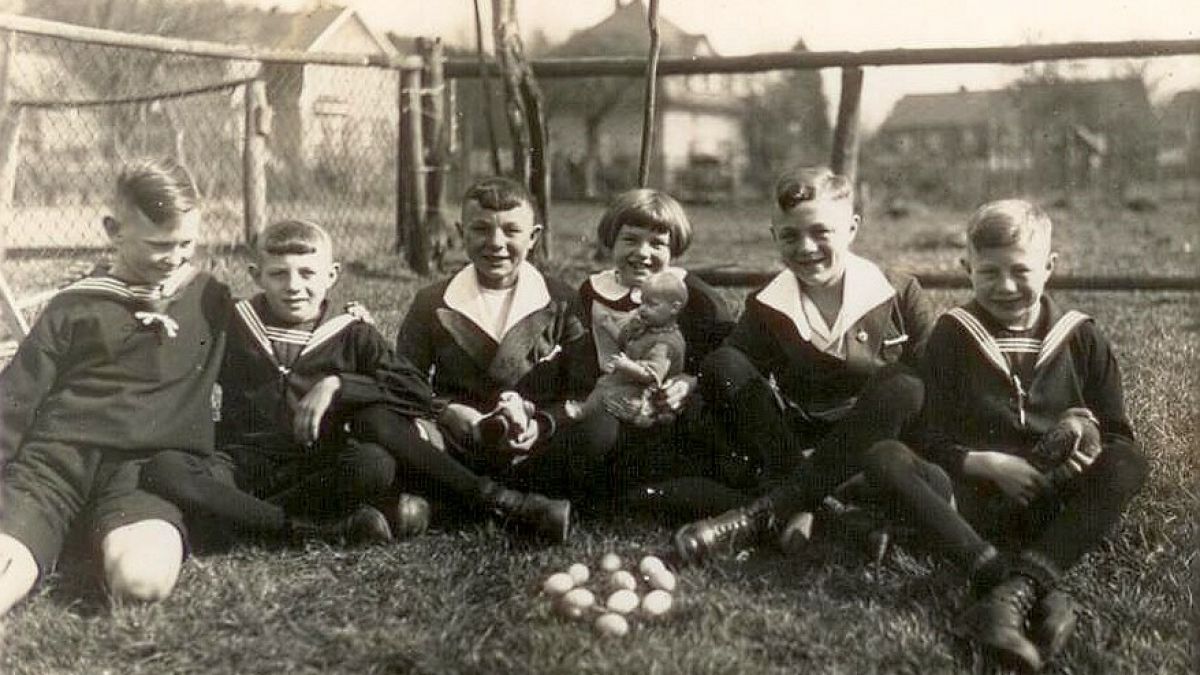 Ein Foto aus alten Tagen: Keine Süßigkeiten oder Geschenke - es gab Eier zu Ostern. Und damit war man zufrieden. von privat