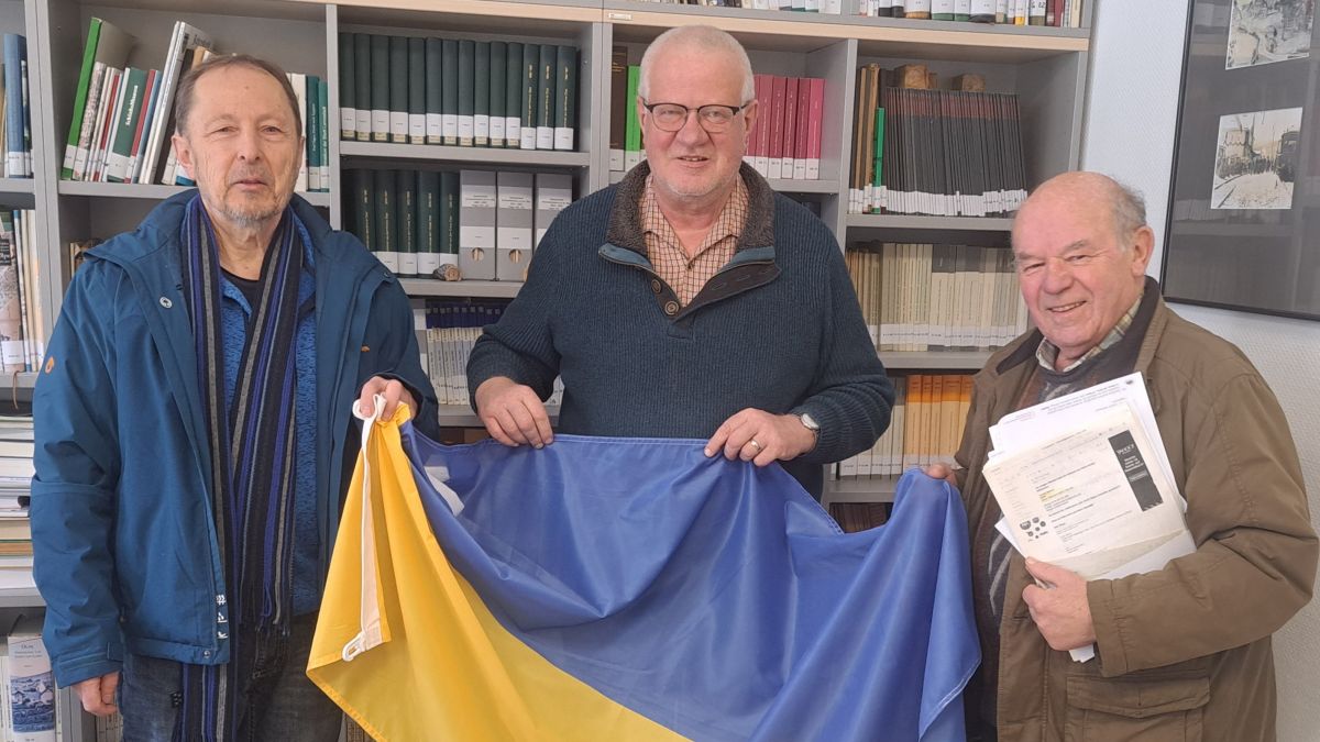 Bei der Übergabe der Schriftstücke: (v.l.) Walter Dreisbach, Gemeindearchivar Heinz Föhres und Karl-Heinz Stuchlik. von privat