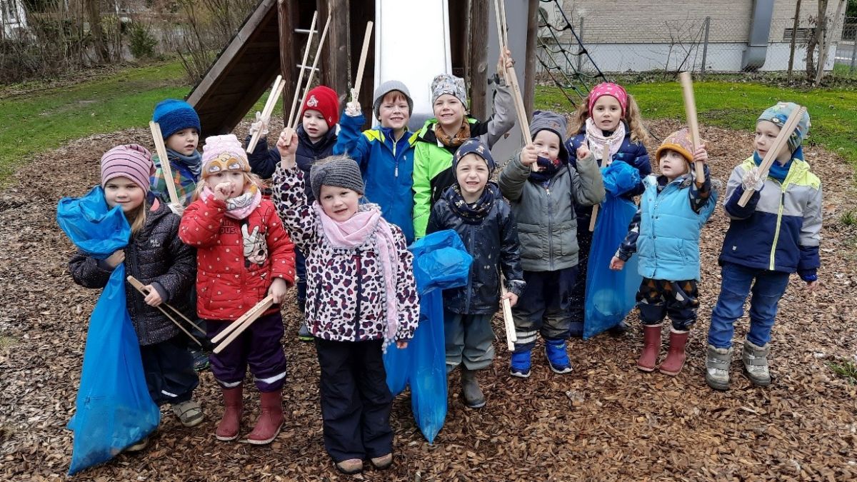 Die Kindergartenkinder aus Langenei haben jetzt im Ort aufgeräumt. von privat