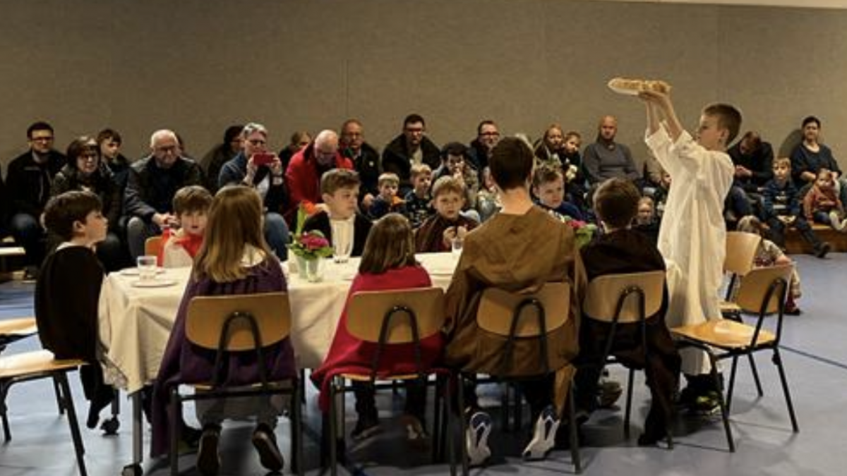 Die Aufführung der Leidensgeschichte Jesu von Kindern aus dem Wendener Land für Familien mit Palmsegnung war ein voller Erfolg. von privat