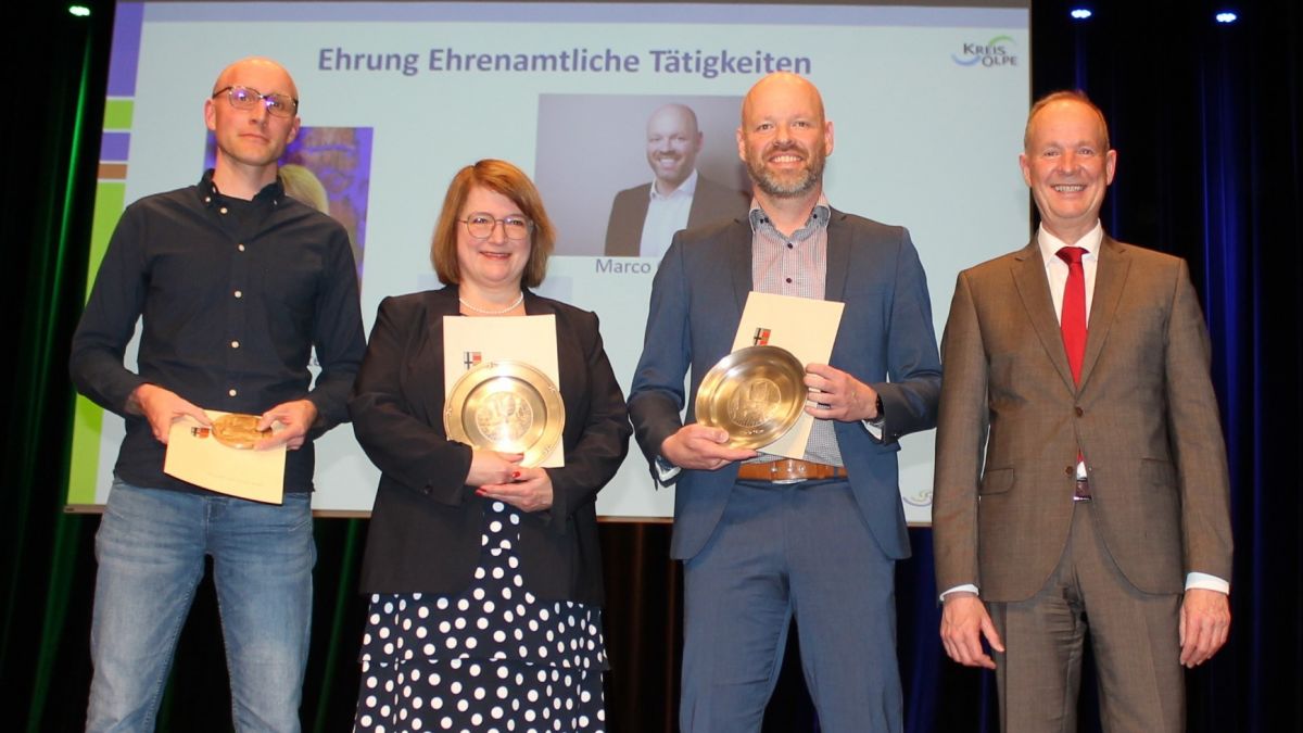 Landrat Theo Melcher (rechts) würdigte die Bedeutung des Ehrenamts im Sport, ohne das die Erfolge gar nicht möglich würden. Er händigte (von links) Tristan Scherer das kleine Wappen sowie Sylvia Gante und Marco Cremer den Großen Wappenteller des Kreises Olpe aus. Engelbert Schulte (Großer Wappenteller) konnte nicht teilnehmen. von Kreis Olpe